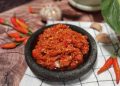 Mengolah Cabai untuk Membuat Sambal Merah dan Wangi