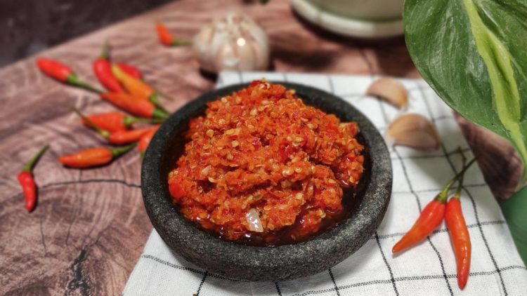 Mengolah Cabai untuk Membuat Sambal Merah dan Wangi