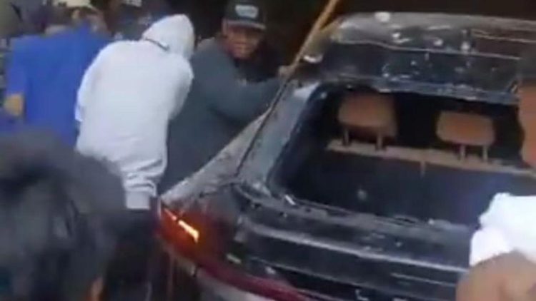 Mobil Mewah Dihancurkan Warga, Simak Spesifikasi dan Harganya