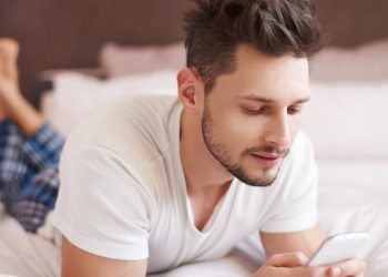 Bahaya Tidur Terganggu: Dampak Stres dan Produktivitas Saat Cek HP Setelah Bangun Tidur