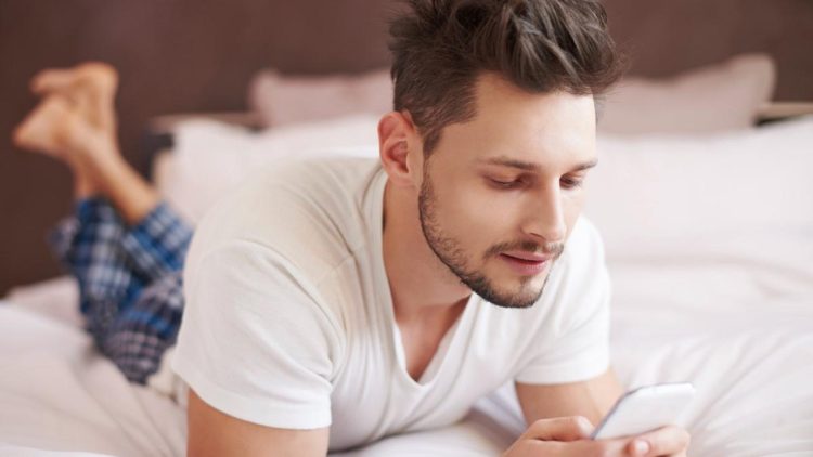 Bahaya Tidur Terganggu: Dampak Stres dan Produktivitas Saat Cek HP Setelah Bangun Tidur