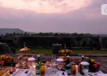Suasana Sarapan Sunrise yang Memukau dengan Pemandangan Candi Borobudur