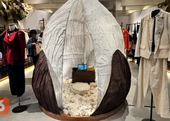 Pelestarian Seni Pewarnaan Tekstil Leluhur di Koleksi Teranyar, Ada Beskap Chris Martin