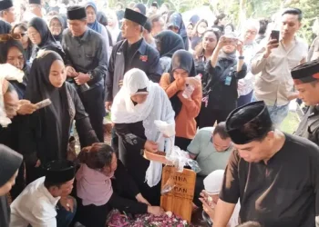 Suami Mpok Alpa Ceritakan Kondisi Anak-Anak Setelah Meninggalnya Almarhumah, Sulung Pingsan Mengenakan Baju Mendiang