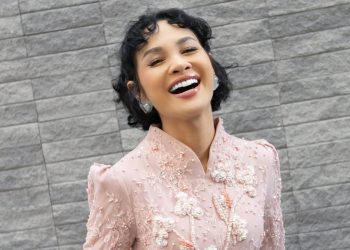 6 Potret Modis Andien dengan Kebaya dan Padu Padan Kain Jarit serta Celana Pendek Pink