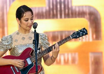 Makna Lirik Lagu Lover Girl oleh Laufey, Kesedihan di Saat Merindu