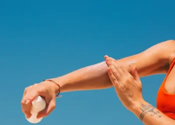 7 Kebiasaan Mengabaikan Sunscreen yang Dapat Menyebabkan Penuaan Dini dan Kanker Kulit