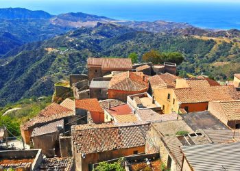 Turis di Desa Prancis Ini Wajib Bugil dan Membayar 1,1 Juta Rupiah