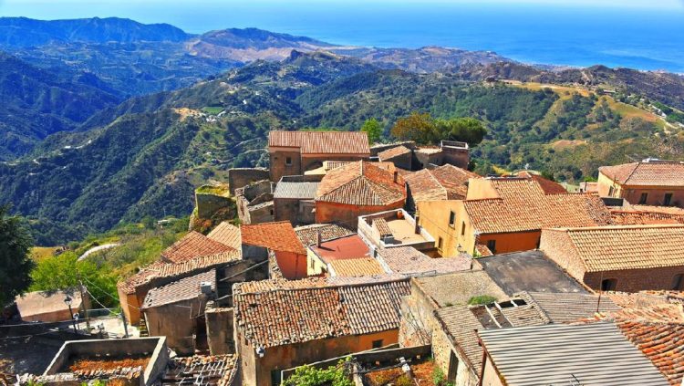 Turis di Desa Prancis Ini Wajib Bugil dan Membayar 1,1 Juta Rupiah