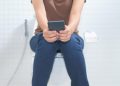 Bahaya Duduk Terlalu Lama di Toilet Sambil Main Ponsel