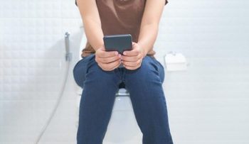 Bahaya Duduk Terlalu Lama di Toilet Sambil Main Ponsel