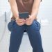 Bahaya Duduk Terlalu Lama di Toilet Sambil Main Ponsel