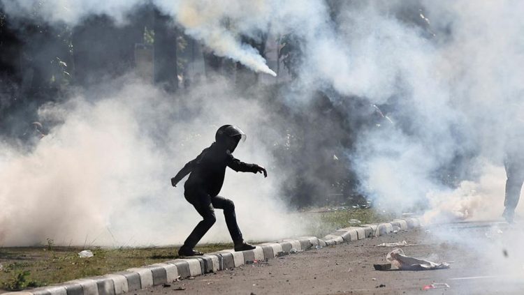 Dampak Gas Air Mata pada Tubuh Manusia dan Efeknya