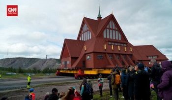 Gereja Kiruna di Swedia Dipindahkan Menggunakan Truk
