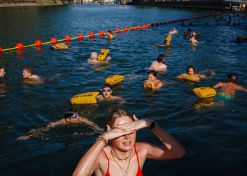 Warga Terjun ke Sungai Seine Saat Paris Dalam Suhu Panas