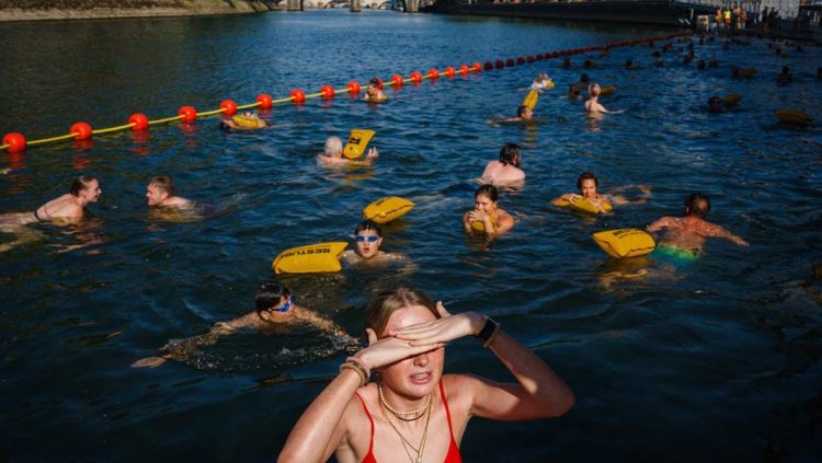 Warga Terjun ke Sungai Seine Saat Paris Dalam Suhu Panas