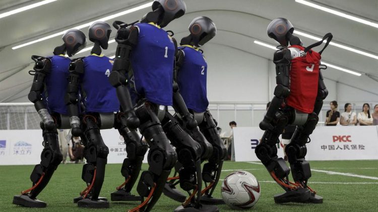 Aksi Menawan Robot Humanoid Mengolah Bola Kulit