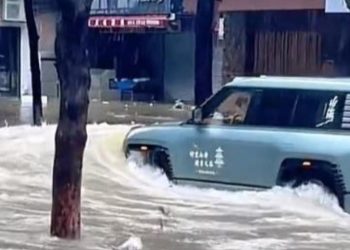 BYD Yangwang U8 Mengalami Masalah Saat Banjir Topan Ragasa