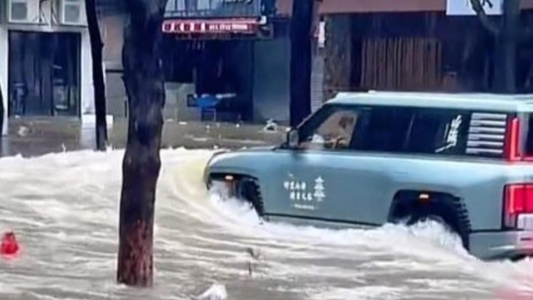 BYD Yangwang U8 Mengalami Masalah Saat Banjir Topan Ragasa