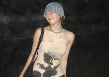 Gaya Liburan Seulgi Red Velvet di Bali, Santai Sambil Ngipas Jagung Bakar