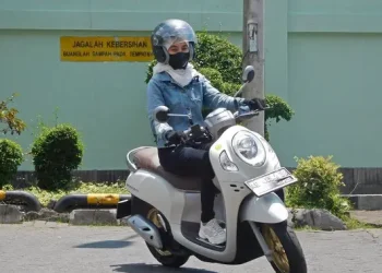 Tips Nyaman dan Aman Naik Motor untuk Wanita Berhijab dengan Risiko Minim