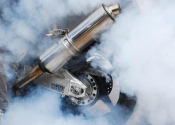 Knalpot Motor Mengeluarkan Bau Aneh, Tanda Masalah Mesin yang Perlu Diwaspadai