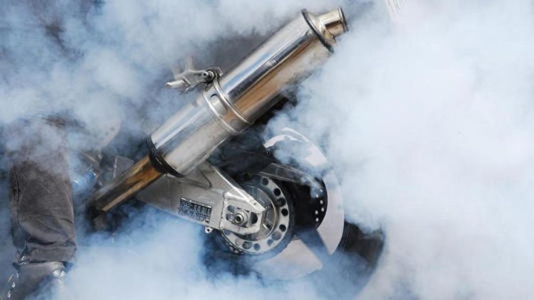 Knalpot Motor Mengeluarkan Bau Aneh, Tanda Masalah Mesin yang Perlu Diwaspadai