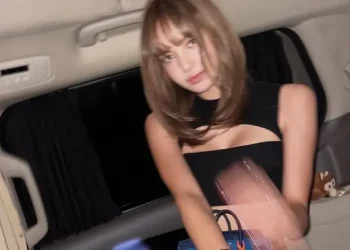 Lisa BLACKPINK Tampil Santai dengan Tas Hermes Birkin Langka Seharga Rp5 Miliar