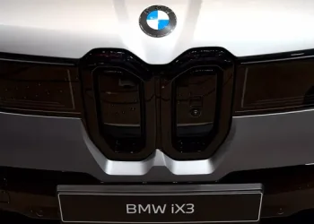Kelas Baru BMW Tawarkan Pembaruan Lebih Cepat dari iPhone