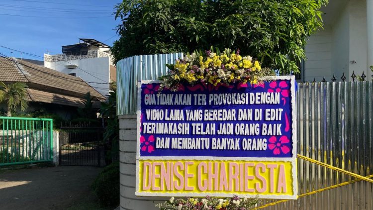 Denise Chariesta Kirim Karangan Bunga Sebagai Dukungan Moral untuk Uya Kuya