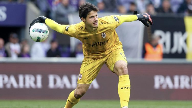Transfer Senne Lammens dari Royal Antwerp oleh Manchester United dan Nasib Emiliano Martinez