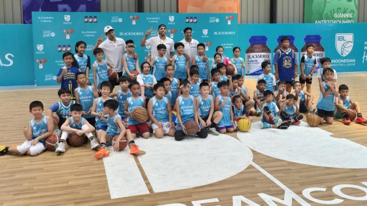 Pelatih Timnas Indonesia Latih 50 Pebasket Cilik di IBL