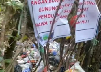 Sampah Menumpuk di Dekat Peringatan Larangan Buang Sampah Sembarangan di Gunung Gede Pangrango
