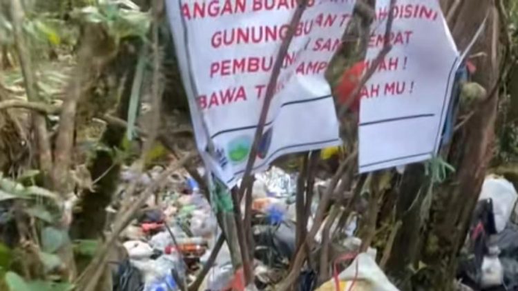 Sampah Menumpuk di Dekat Peringatan Larangan Buang Sampah Sembarangan di Gunung Gede Pangrango