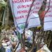 Sampah Menumpuk di Dekat Peringatan Larangan Buang Sampah Sembarangan di Gunung Gede Pangrango