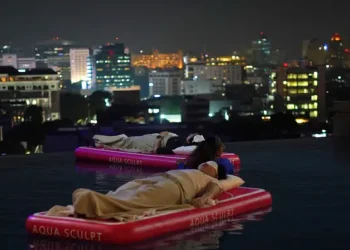 Pengalaman Sound Bath Sambil Mengapung di Kolam Renang dengan Pemandangan Kota Jakarta