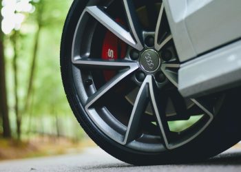 Penyebab Ban Mobil Habis Sebelah dan Cara Mengatasinya yang Tidak Boleh Disepelekan