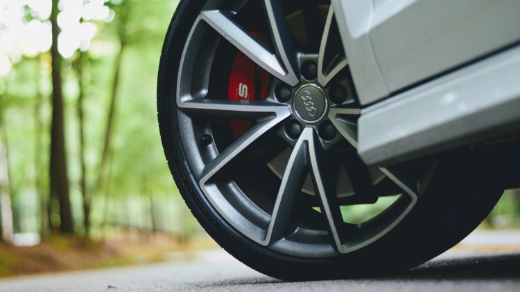 Penyebab Ban Mobil Habis Sebelah dan Cara Mengatasinya yang Tidak Boleh Disepelekan