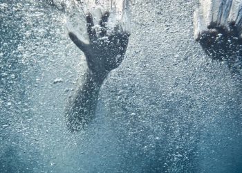 Turis China Dapat Pujian Usai Menyelamatkan Wanita yang Tenggelam