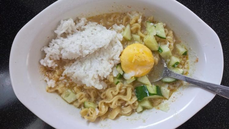 5 Cara Membuat Mi Instan Sehat Tanpa Mengurangi Kenikmatannya