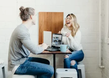 Jatuh Cinta Cepat Namun Cinta Sejati Memerlukan Waktu