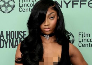 Angel Reese Jadi Atlet Pertama Jalan di Runway Victoria Secret Fashion Show 2025