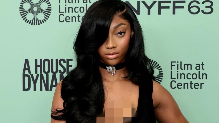 Angel Reese Jadi Atlet Pertama Jalan di Runway Victoria Secret Fashion Show 2025