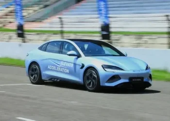 Mengemudi Agresif Dapat Memperpanjang Umur Baterai Mobil Listrik, Apakah Benar?