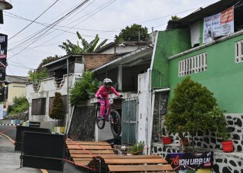 Juara Indonesia Downhill Urban 2025 Seri 2 Abdul Hakim dan Dimas