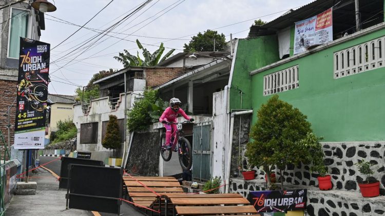 Juara Indonesia Downhill Urban 2025 Seri 2 Abdul Hakim dan Dimas