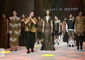 Desain Kontemporer Julianto dan Motif Batik Klasik Iwan Tirta dalam PIFW 2025