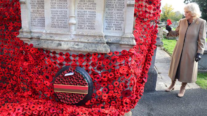 Kunjungi Pameran Ratu Camilla Lengkapi Rangkaian Sepuluh Ribu Bunga Poppy