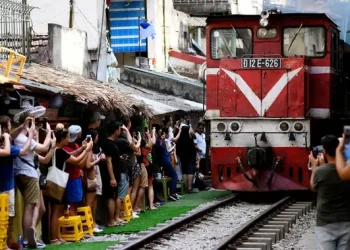 Insiden Kereta Api Menabrak Meja dan Kursi di Destinasi Wisata Terkenal di Hanoi