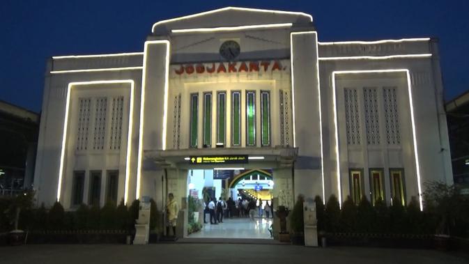 10 Tempat Makan Enak di Jogja dengan Pemandangan Rel Kereta yang Unik